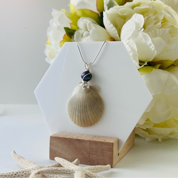Calico Light Cream Shell Pendant with Freshwater Pearl - Picture 8 of 8